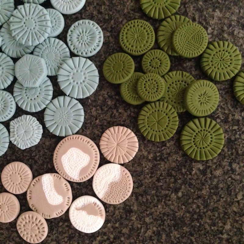 SUMOMO 小花胸针  1入 (抹茶绿 / 樱花粉 / 绣球蓝 ) - 胸针 - 粘土 多色