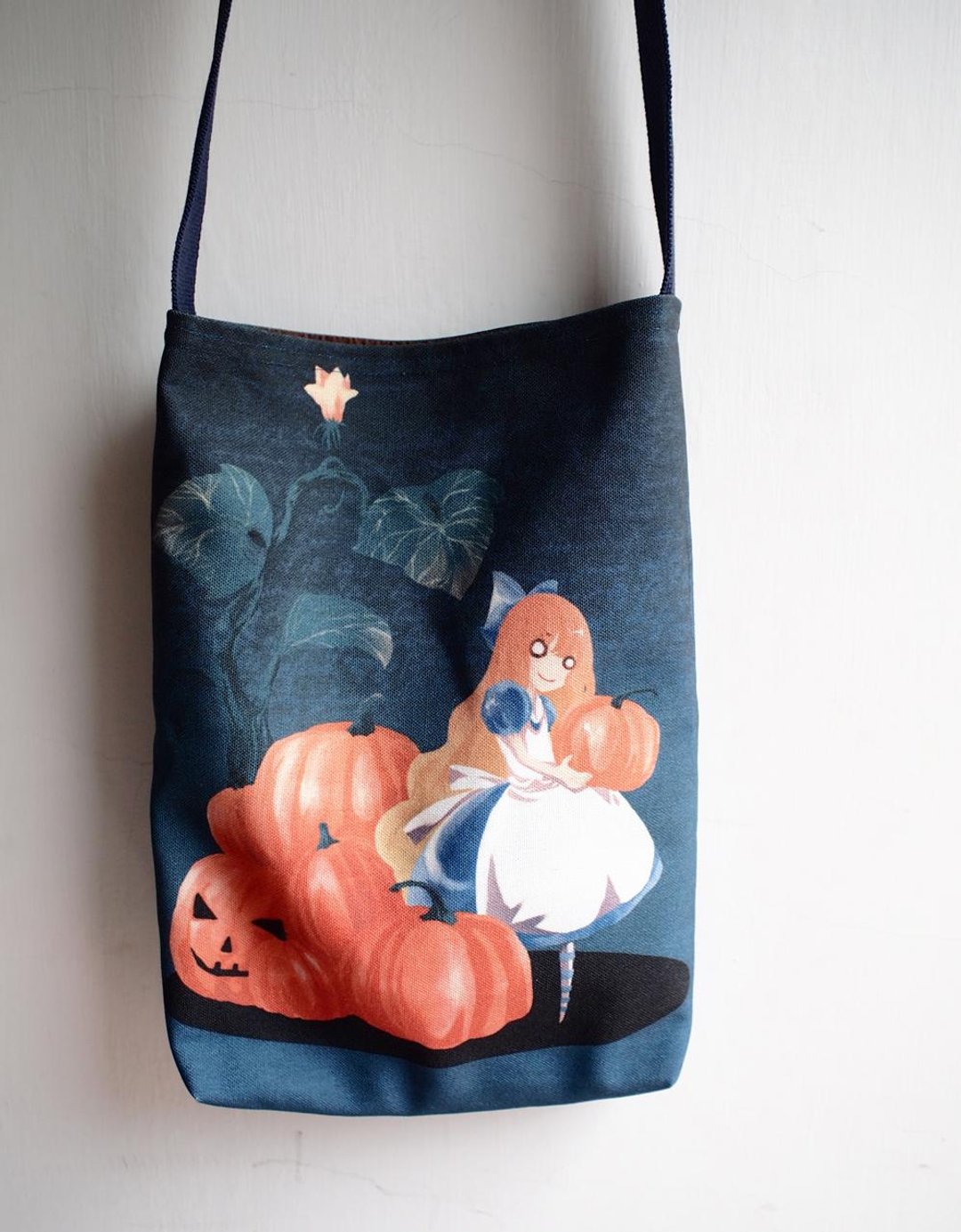 万圣节复刻特企 *限定款帆布侧背袋+Halloween全员变装ZINE*Alice - 侧背包/斜挎包 - 其他材质 蓝色