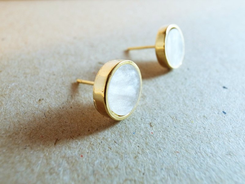 川手【腮红】珍珠贝耳针式耳环 - 耳环/耳夹 - 其他金属 粉红色