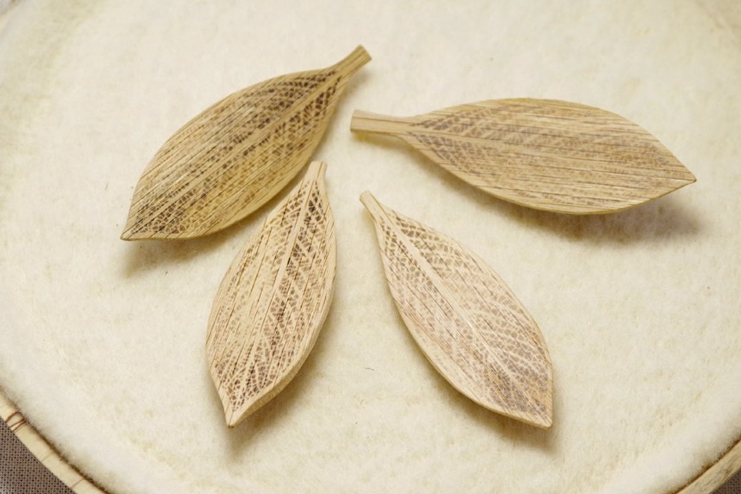 Wood Carving Leaf Brooch [ Oak ] - 胸针 - 木头 金色
