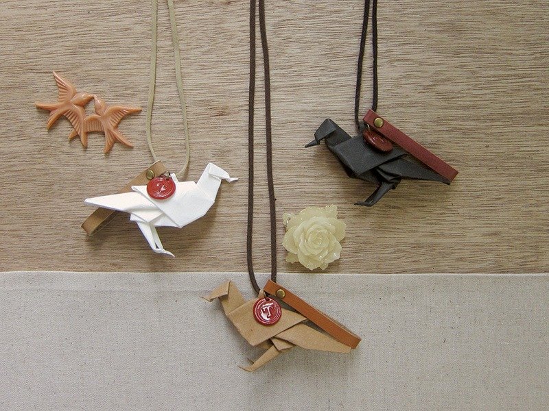 摺纸挂饰系列－我比较漂泊 / 小鸟 - 项链 - 纸 卡其色