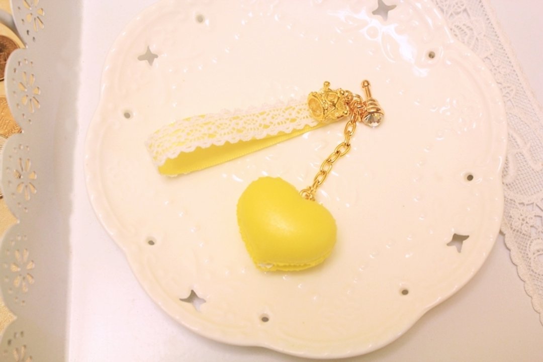 手作圆舞曲--甜蜜心事~蕾丝缎带微珠光心型马卡龙手机防尘塞吊饰 - 手机座/防尘塞 - 粘土 多色