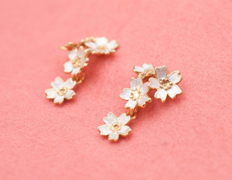 Sakura Cherry Blossom pierce earrings - 耳环/耳夹 - 其他金属 