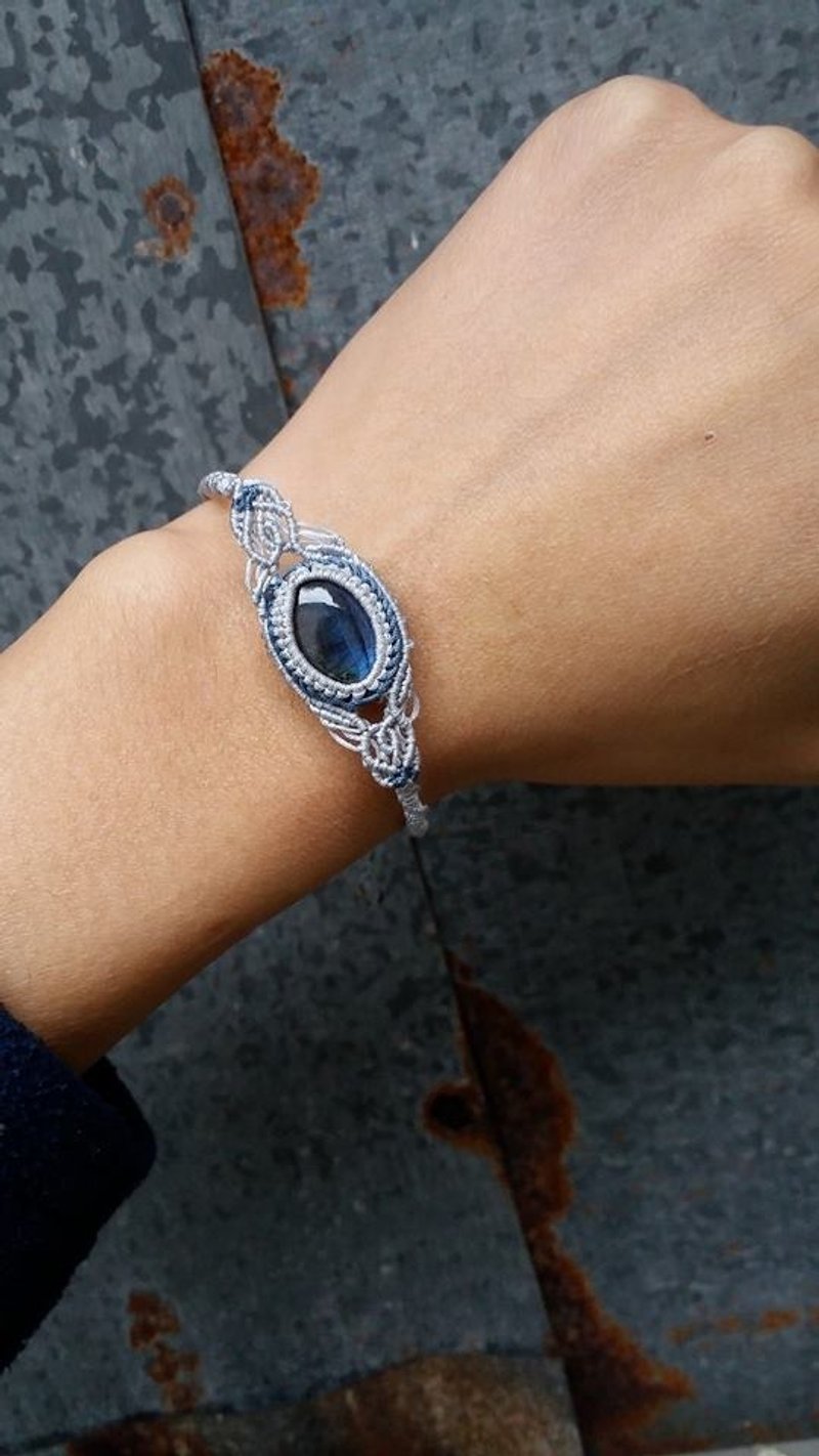 【Lost and find] 中性 情侣 拉长石 macrame 手带 - 手链/手环 - 宝石 蓝色