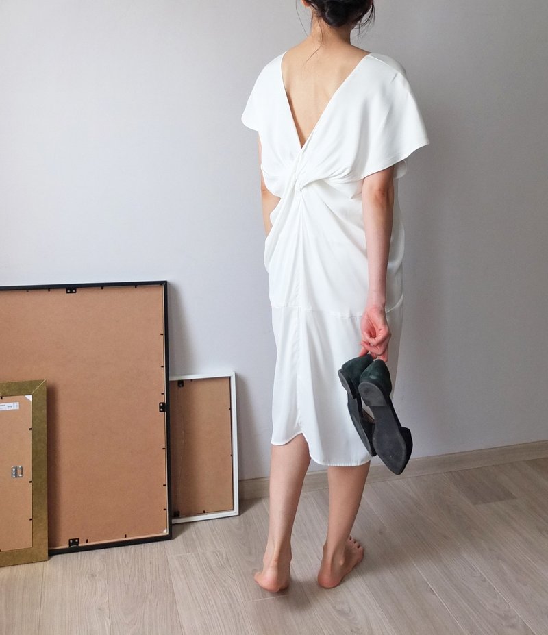 Noeud Dress 立可白纯天丝前后V领扭转洋装 多色 - 洋装/连衣裙 - 丝．绢 