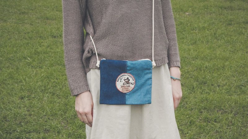 ::斜背小包:: 牛仔拼接美式复古米奇徽章 - 徽章/别针 - 其他材质 蓝色