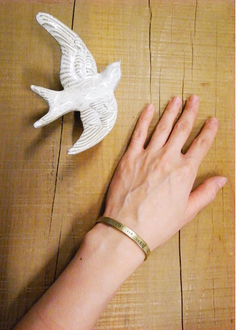 二毛银【黄铜定制敲字手】女生秀气款 - 手链/手环 - 其他金属 金色