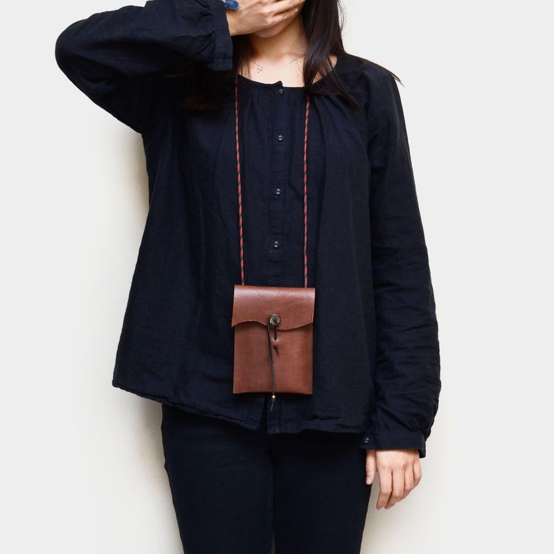 【山神的耳朵】牛皮手机袋 皮革手机包 挂颈式 可放悠游卡、证件 IPHONE6、6s、7  刻字 打印 情人节 - 手机壳/手机套 - 真皮 咖啡色