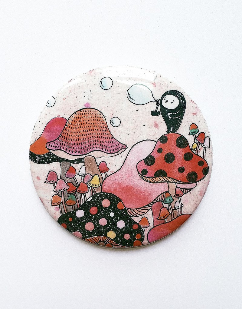 猫王不讨喜 彩色插画大徽章／黑衣人蘑菇森林／58mm／红 - 徽章/别针 - 塑料 红色