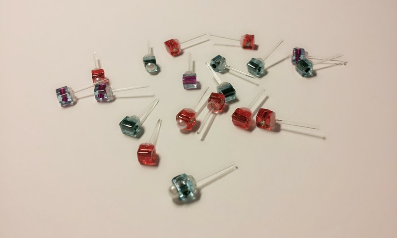 方块玻璃珠耳环 - 耳环/耳夹 - 玻璃 多色