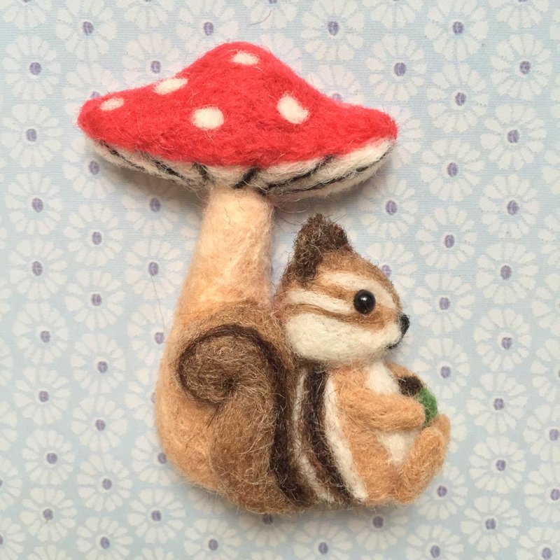 菇伞下的松鼠－手作羊毛毡别针 - 胸针 - 羊毛 多色