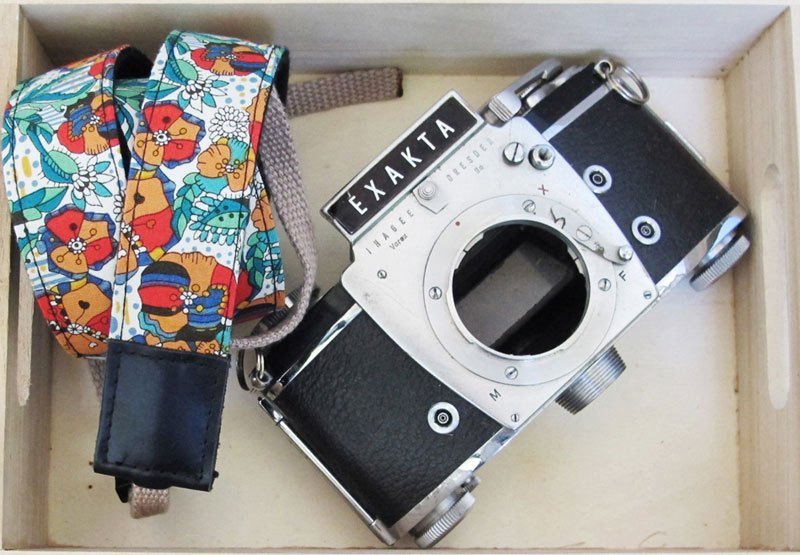 【endorphin】手工相机背带 牛皮+棉织带+金属扣环〔红花绿叶〕 - 证件套/卡套 - 真皮 卡其色