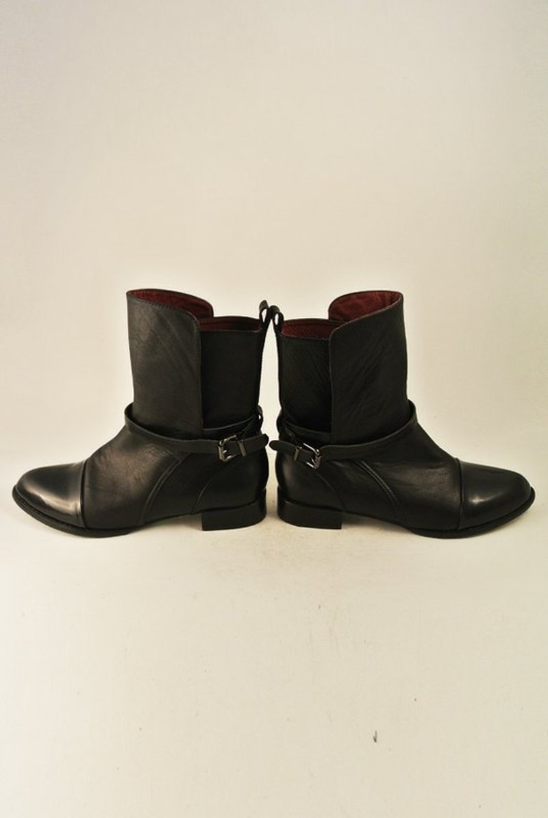 助晒油忘了带。黑牛皮平底扣环短靴。 - 女款休闲鞋 - 真皮 