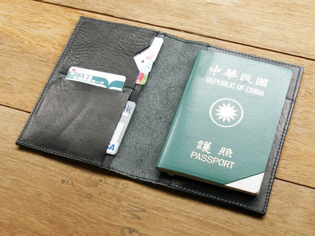 【定制化刻印】Harley Black 手工真皮护照夹/护照套 (礼盒包装) - 护照夹/护照套 - 真皮 黑色