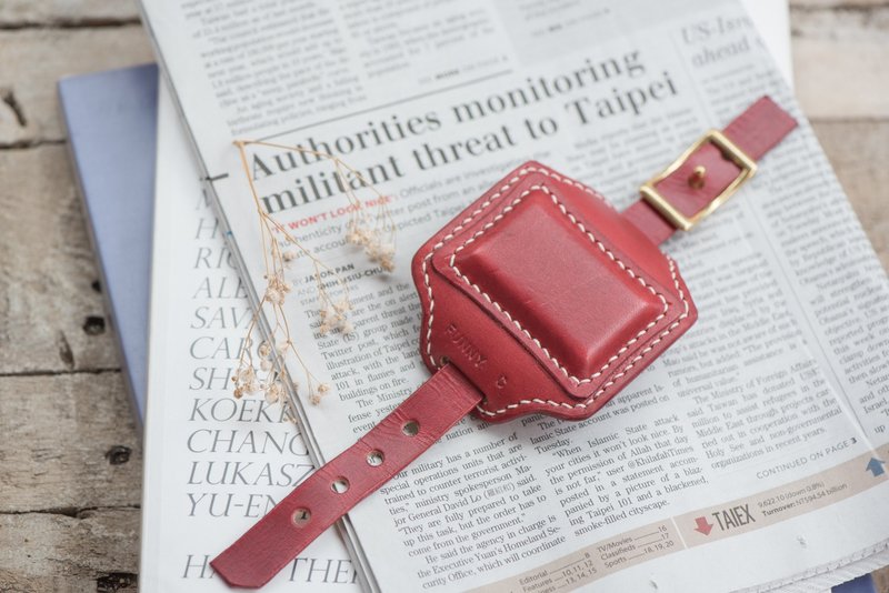 手染植物鞣手缝磁铁手环-深红(造型师爱用) - 手链/手环 - 真皮 红色