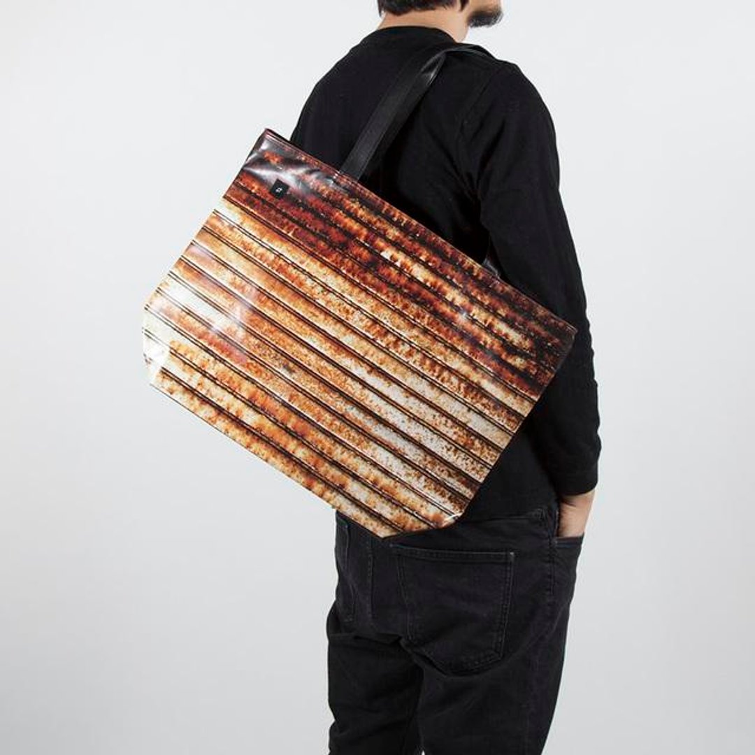 It's like a rusty shutter that you carry around Lightweight 330 grams Rusted shutter tote bag - 手提包/手提袋 - 其他材质 咖啡色