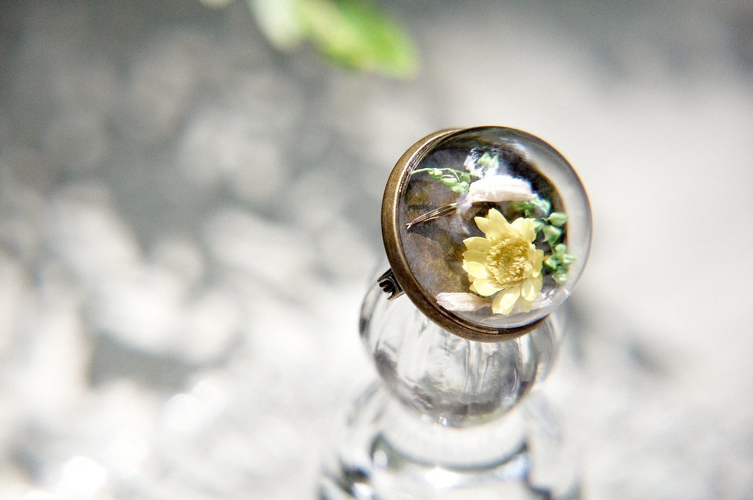 / 森林系 / 法式玻璃干燥花胸针 别针 - 黄色花朵 - 胸针 - 玻璃 多色