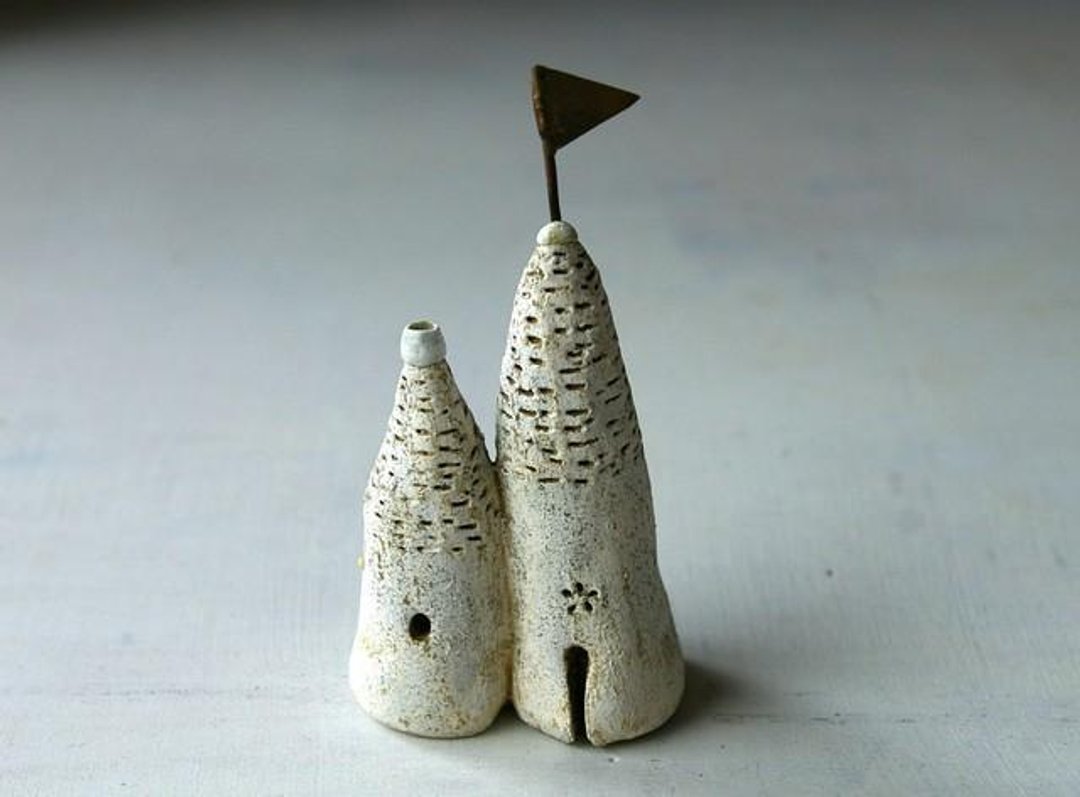 ring holder of house with flag and steps flag and Ouchi of the ring holder of chimney - 摆饰 - 其他材质 白色