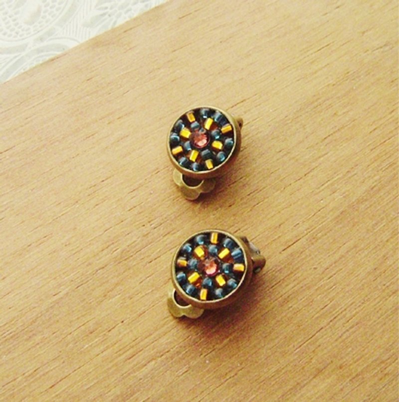 小花砖  印记(蓝/10mm)。贴耳耳环。图腾。印花。圆。拼贴 耳夹 - 耳环/耳夹 - 其他金属 蓝色