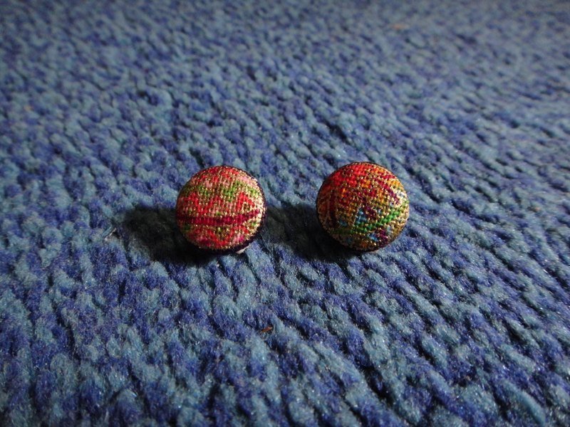 (C) 和风扇子_布制钮扣耳环【随机出货】C22BT/UY28 - 耳环/耳夹 - 棉．麻 