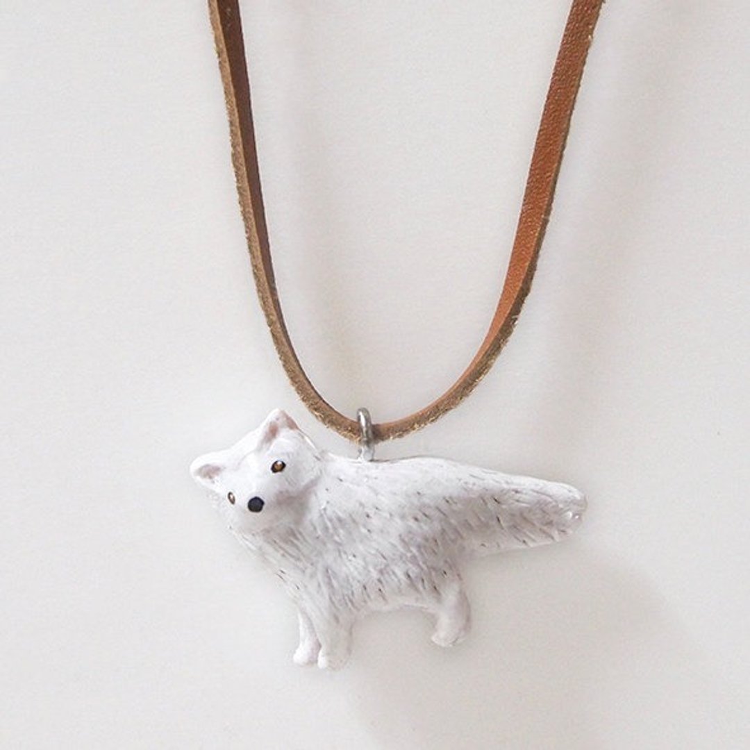 小北极狐手工手绘颈链/坠子 Arctic fox handmade necklace - 颈链 - 其他材质 多色