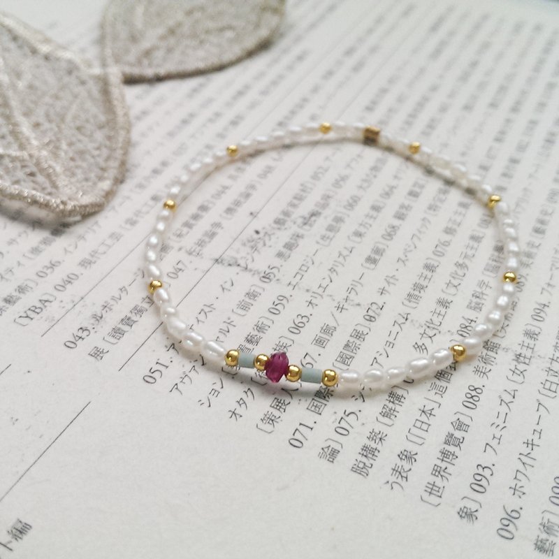 〈 她走在美中〉珍珠 石榴石 古董松石 黄铜 细致链 - 手链/手环 - 其他材质 白色