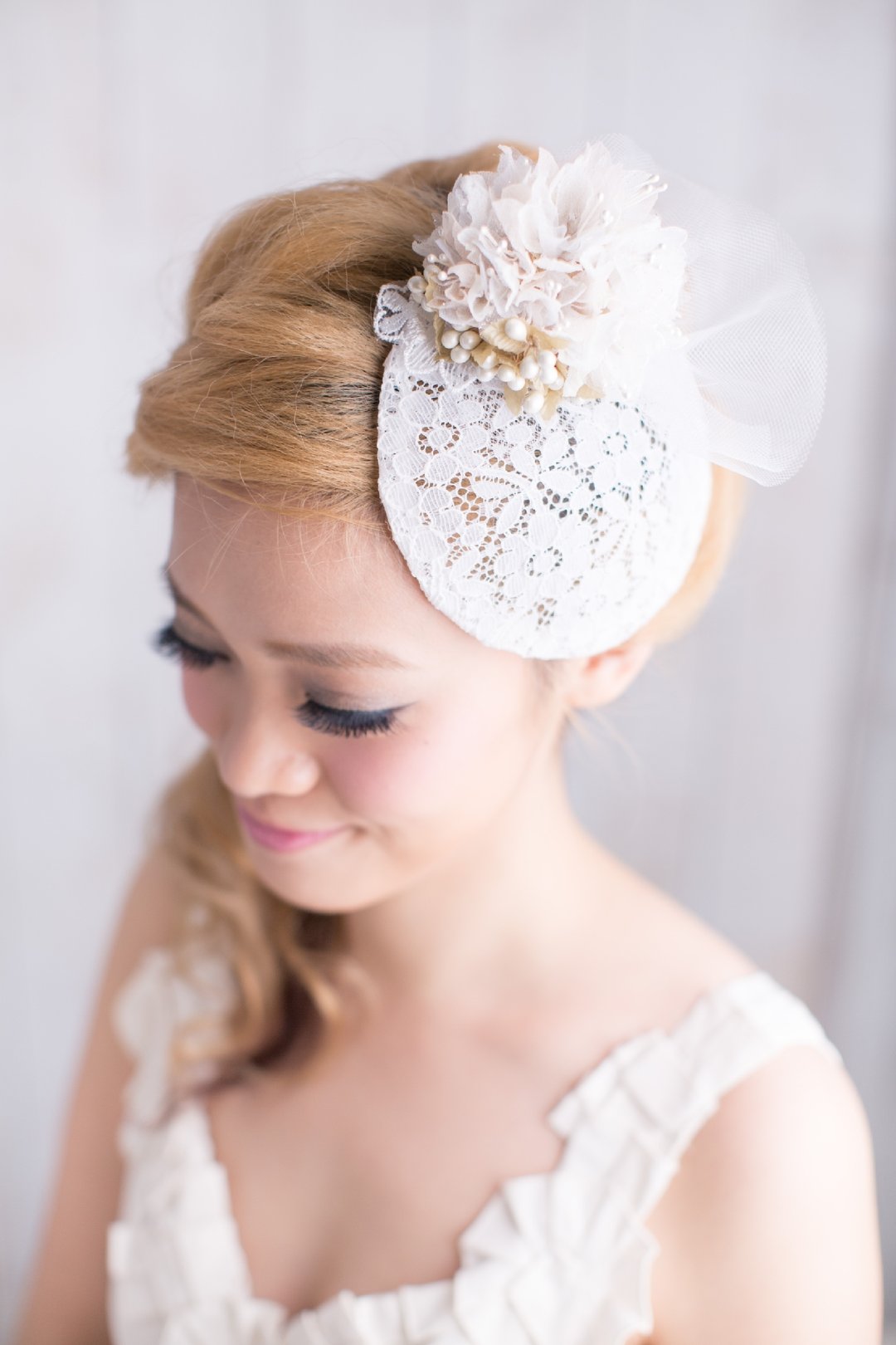 《Being of Love》手工感蕾丝新娘帽子／花嫁头饰／新娘头饰髪饰／西式婚礼手工制婚礼髪饰 - 发饰 - 其他材质 白色