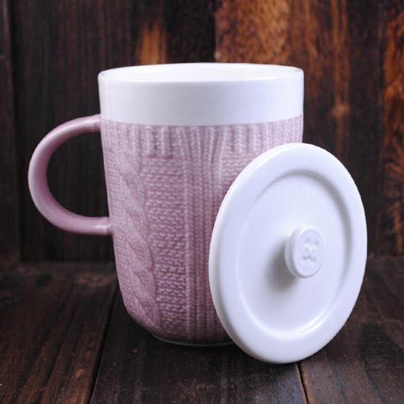 母亲节360cc【暖呼呼MUG】(粉色)穿毛衣的马克杯 (附钮扣造型杯盖) 新骨瓷马克杯 立体浮雕编织毛衣握感感觉好温暖 客制化 圣诞礼物 咖啡杯 - 咖啡杯/马克杯 - 其他材质 粉红色