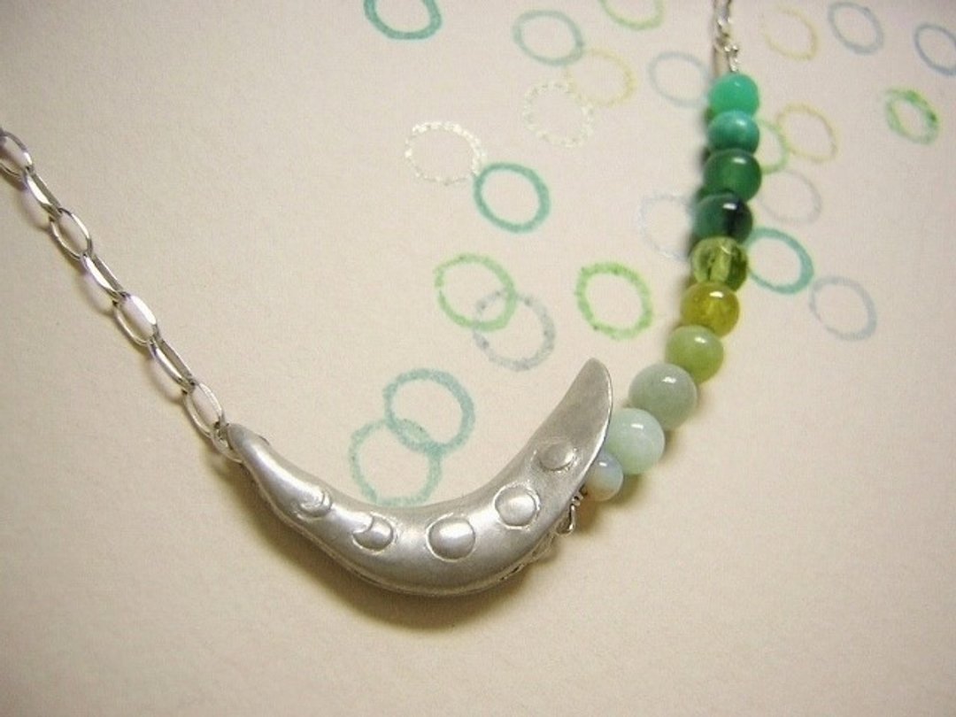 mamemoon ( crescent green bean moon sterling silver pendant 银制月牙豆垂饰 ) - 项链 - 其他金属 绿色