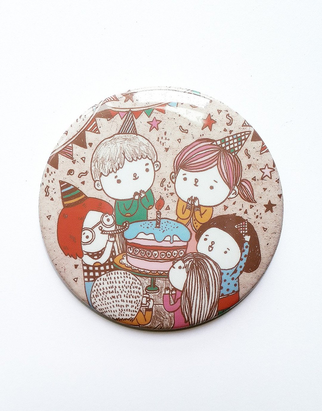 猫王不讨喜 彩色插画大徽章／你说派对 我说嗨／58mm／卡其 - 徽章/别针 - 塑料 卡其色