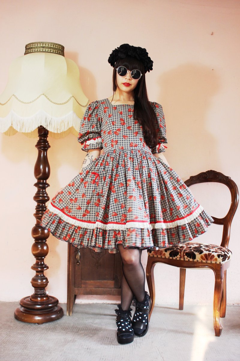 F999(Vintage)深蓝灰色格纹草莓布花大波浪裙摆短袖古着洋装(婚礼/野餐/派对) - 洋装/连衣裙 - 棉．麻 红色