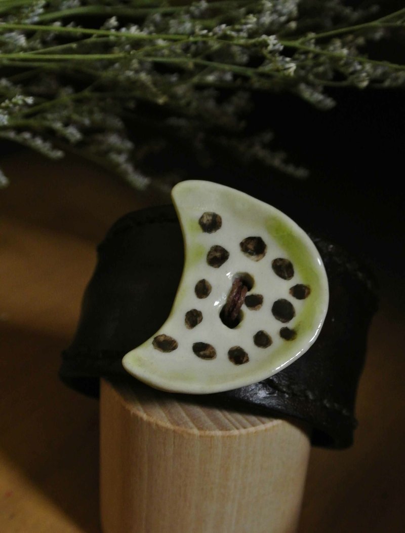 【 T - C 】手环 手镯 皮革 牛皮 日本白瓷 瓷器  限量 自然釉色 无限看不腻色调 摄氏1350高温烧制 - 手链/手环 - 瓷 