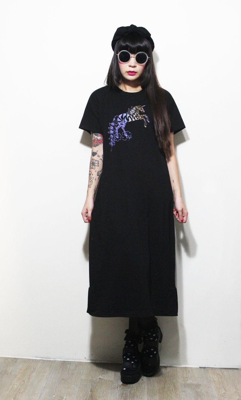 Fairy Farm Factory[FFF]设计手工印刷紫金色独角兽图样长版棉T洋装 - 洋装/连衣裙 - 棉．麻 黑色