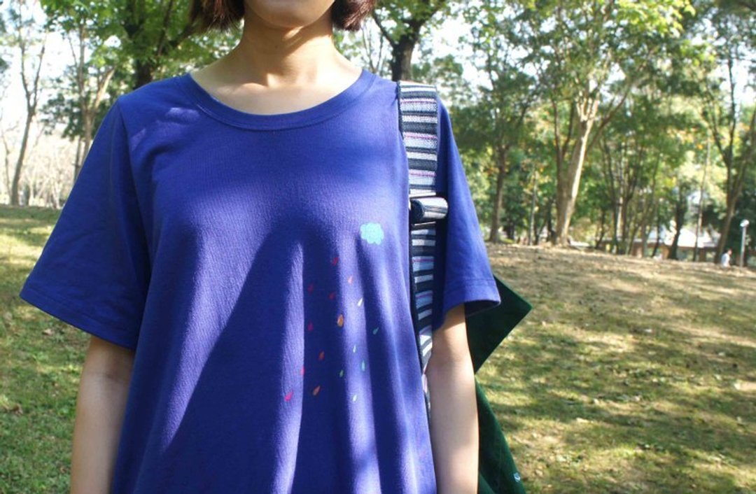 宝蓝色长长宽宽舒服t-shirt 下一场彩色的雨 / 宇宙动物小火山 / 小溪、大河、细沙、一片海 - 女装 T 恤 - 棉 蓝色