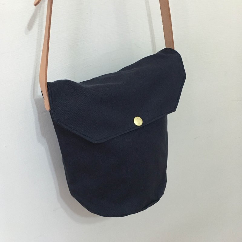 随身水桶包・藏青 - 侧背包/斜挎包 - 棉．麻 蓝色