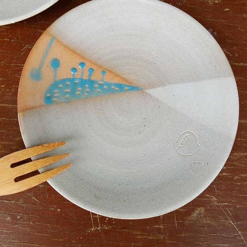 湖水蓝滴植怪物 插画风格 手工限量 点心小陶盘 - 浅碟/小碟子 - 其他材质 白色