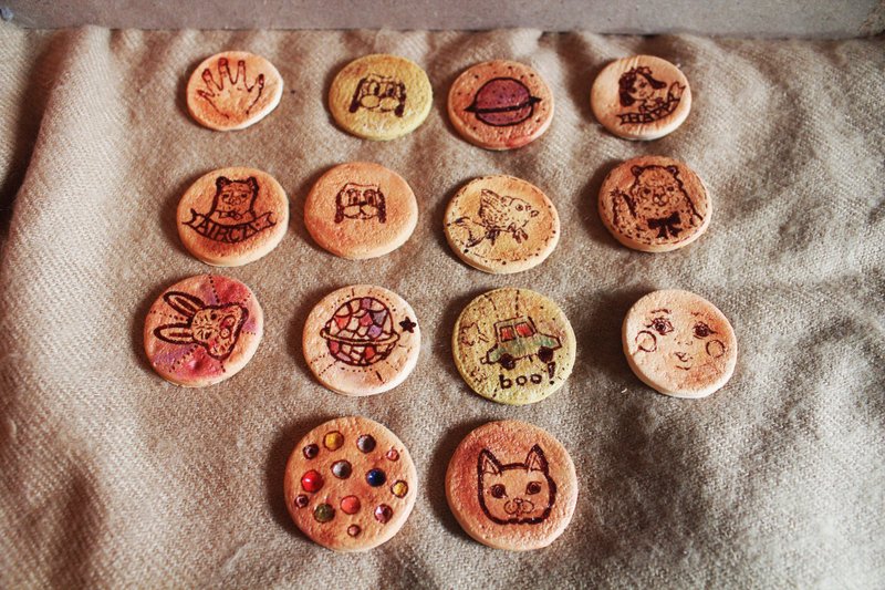 【Moses's warehouse 】饼干 别针 徽章 2入优惠 - 徽章/别针 - 水泥 