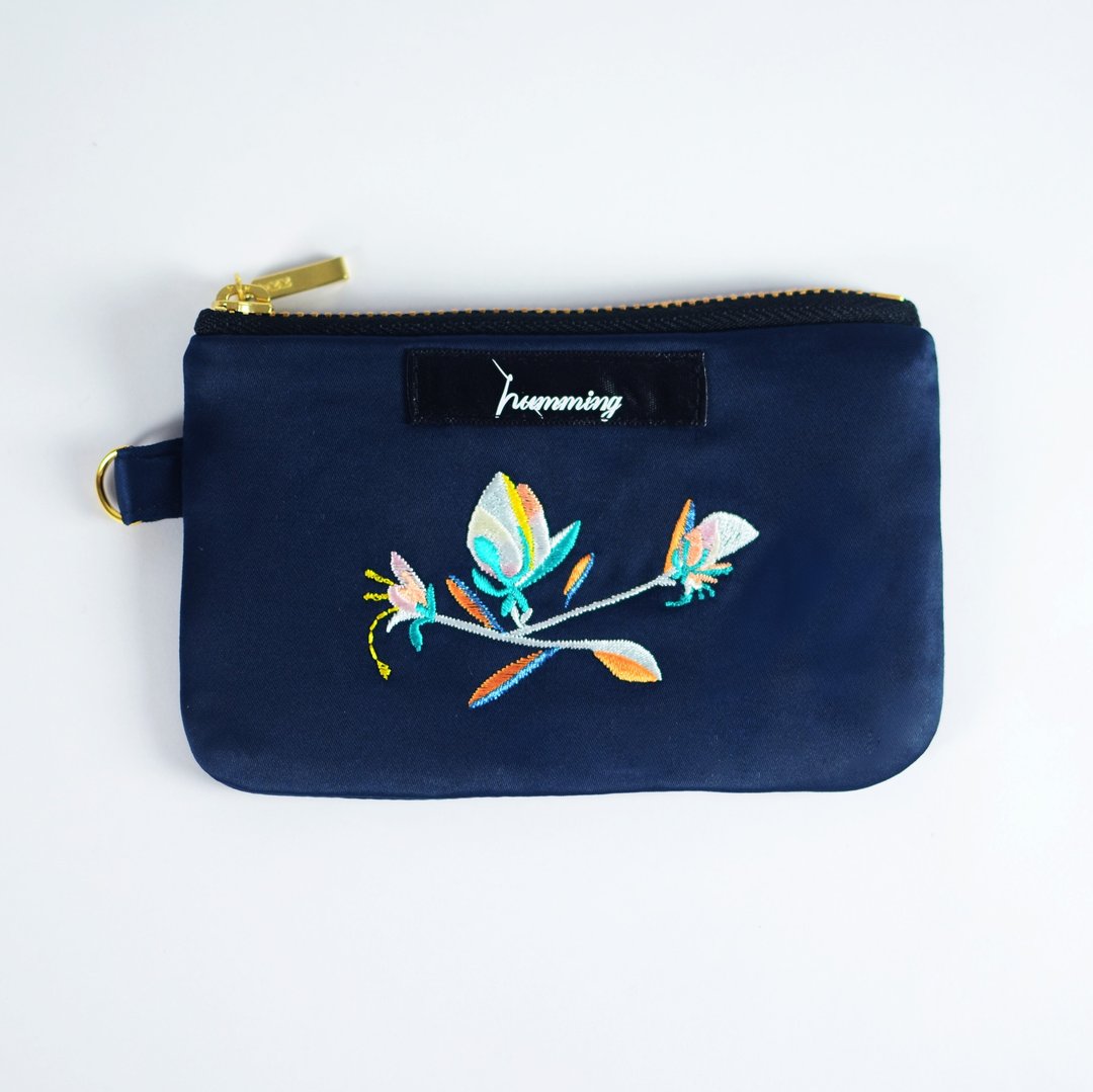 humming-小礼花 Embroidery Purse〈零钱包〉藏青缎面 - 零钱包 - 其他材质 蓝色