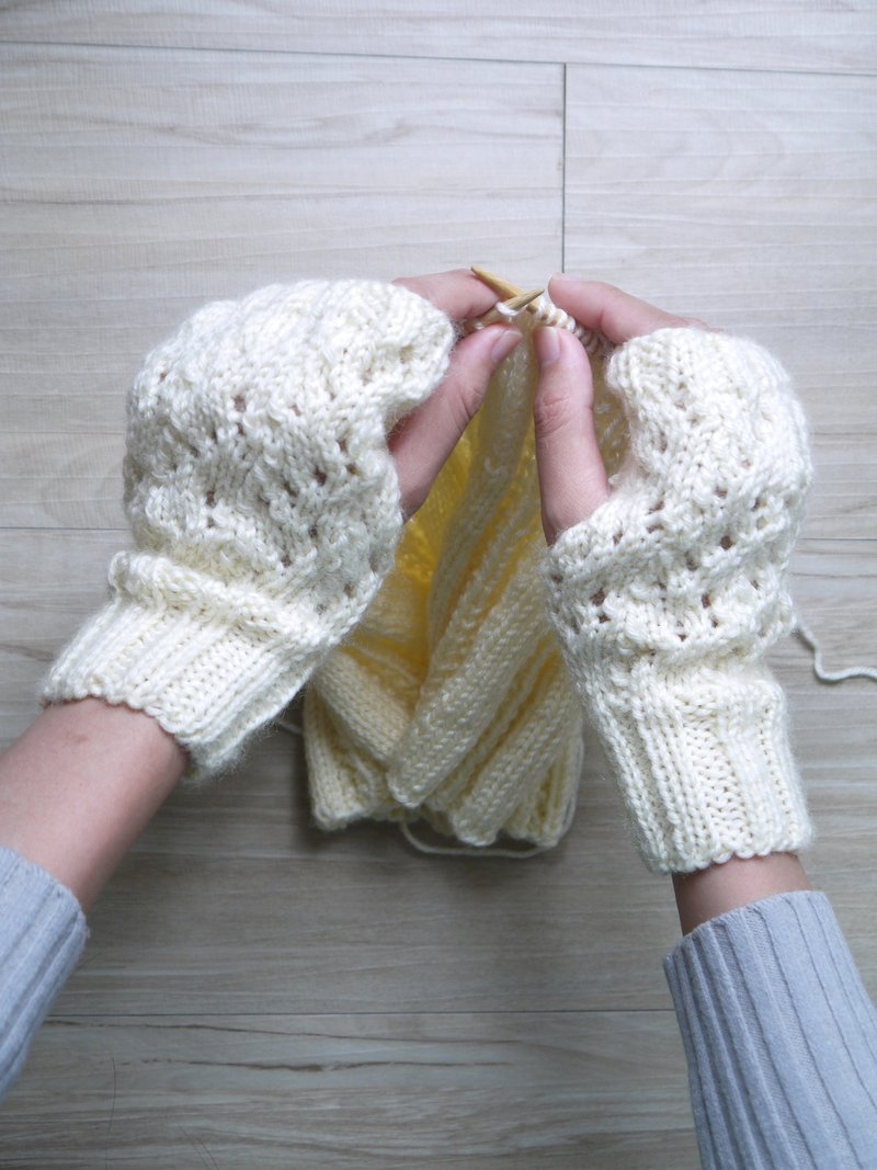 手作编织毛线手套~ 优雅花编手套 - 手套 - 羊毛 白色