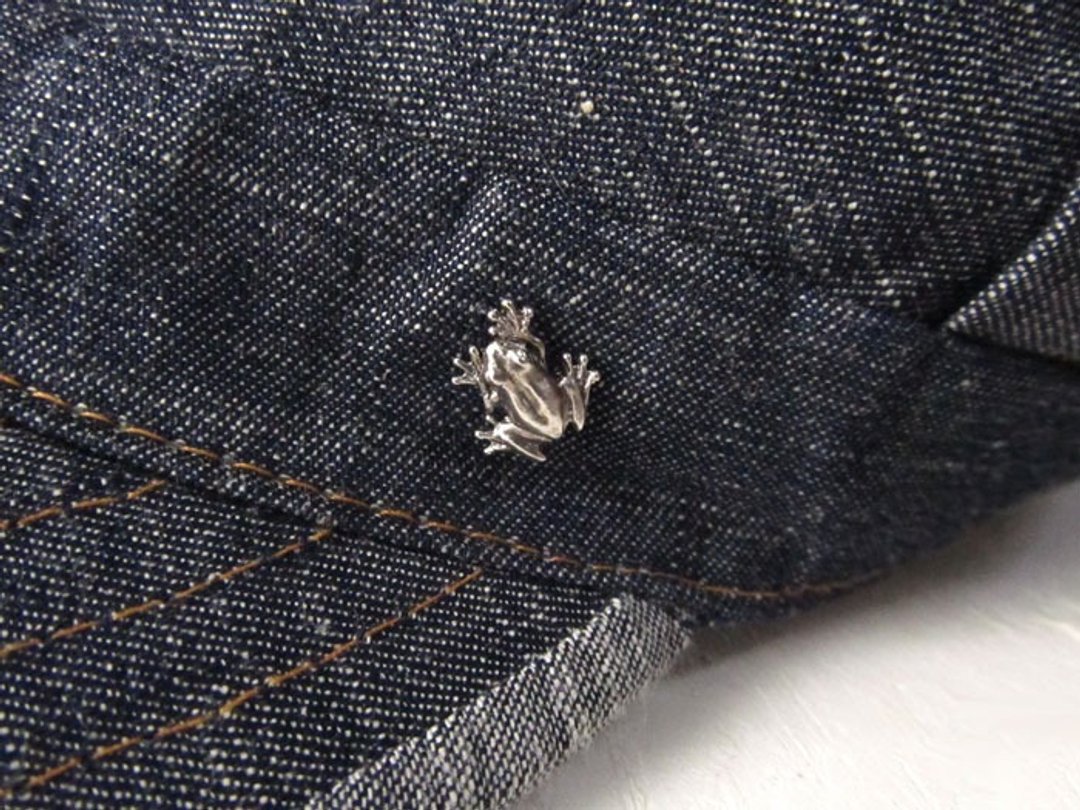 Pin brooch of small frog - 胸针 - 其他金属 