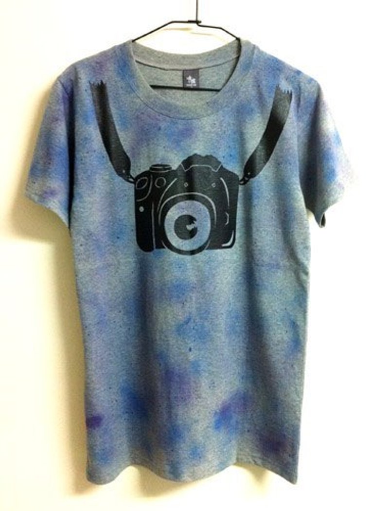 带一台相机走-灰色修身长版 半手绘T - 女装 T 恤 - 棉．麻 多色