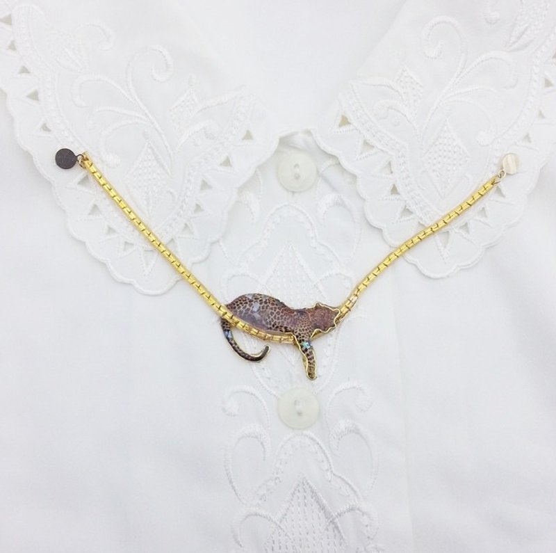 【Lost and find】  伏在领上的豹 领扣 围巾扣 - 胸针 - 塑料 卡其色