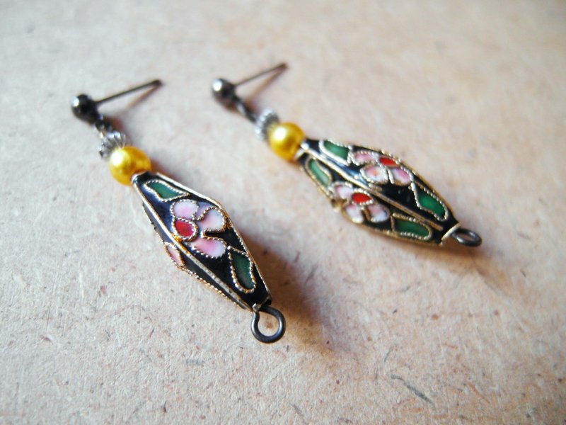 复时品【手工艺品耳环：花葬】 - 耳环/耳夹 - 其他材质 黑色