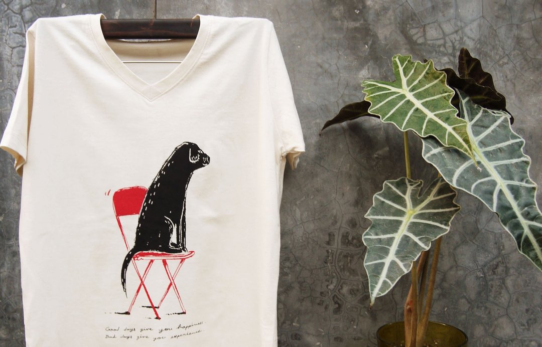 T shirt V neck cotton Labrador on red chair Text Good day give your happiness - 中性连帽卫衣/T 恤 - 棉 卡其色