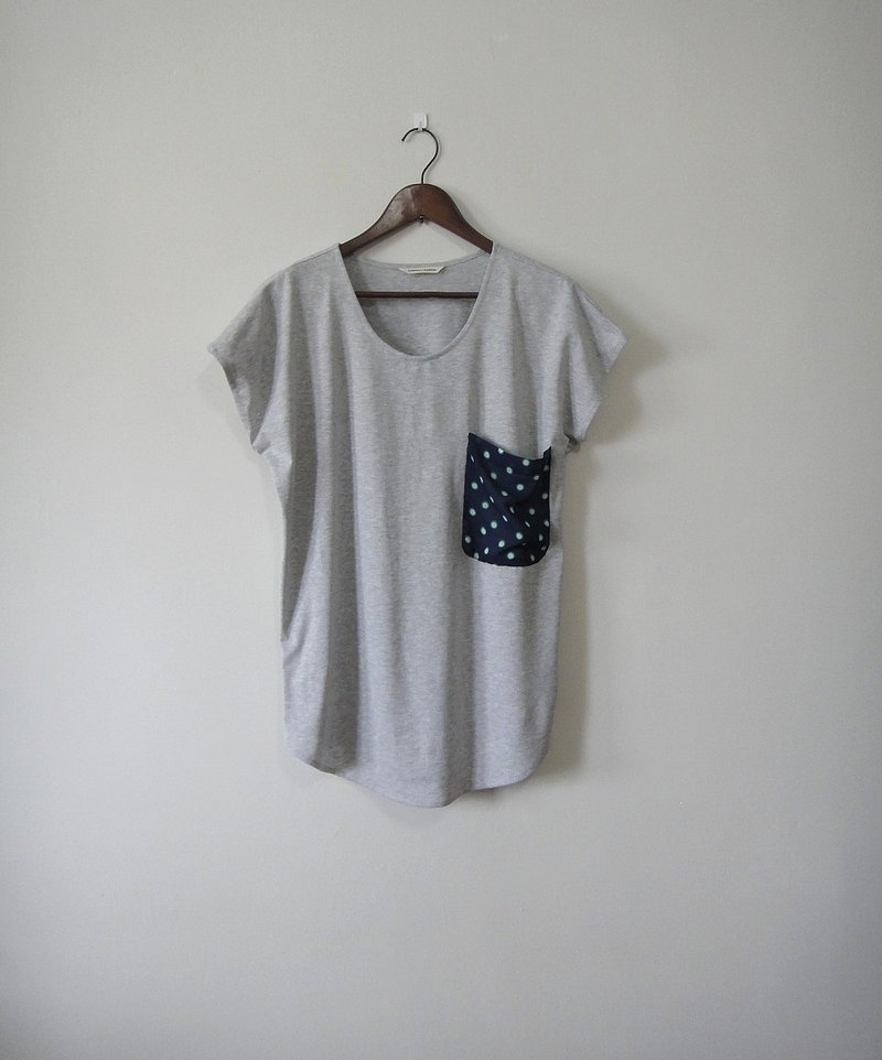 【Addition X Addition_手作．浅灰色．拼贴．棉质宽版上衣】 - 女装上衣 - 其他材质 灰色