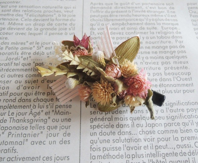 微甜·圈 手作 可爱 粉千日红 小白梅 黑色夹 一字夹 发夹 缎带 新娘发饰 (一入) - 发饰 - 植物．花 粉红色