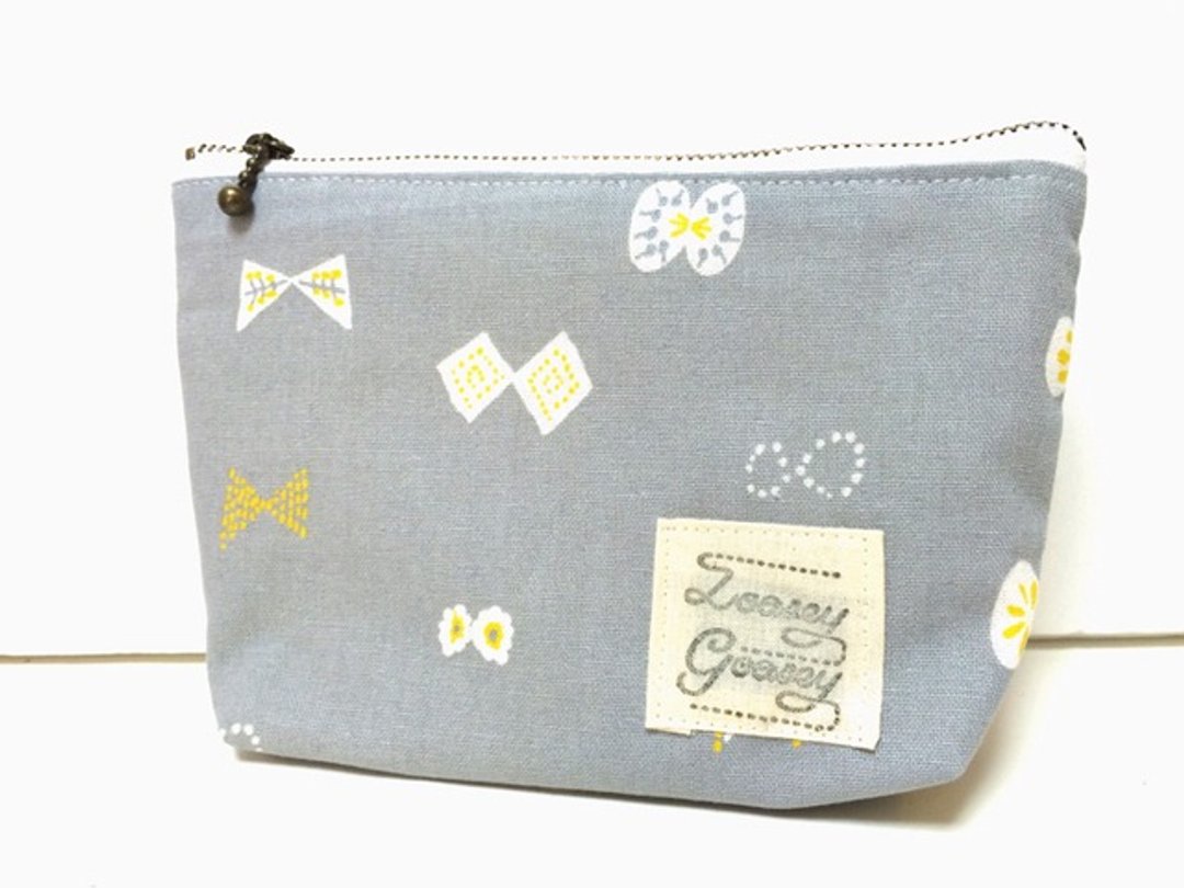 Butterfly ribbon pouch Cotton linen light gray - 化妆包/杂物包 - 棉 灰色