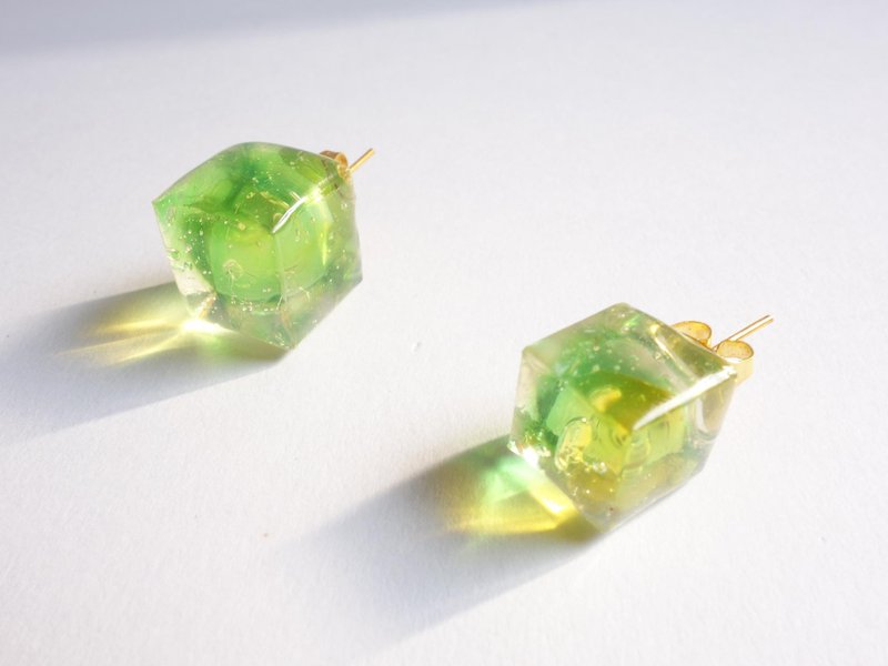 Chic '[Ryukyu Glass Cube Earring yellow × light green] - 耳环/耳夹 - 压克力 