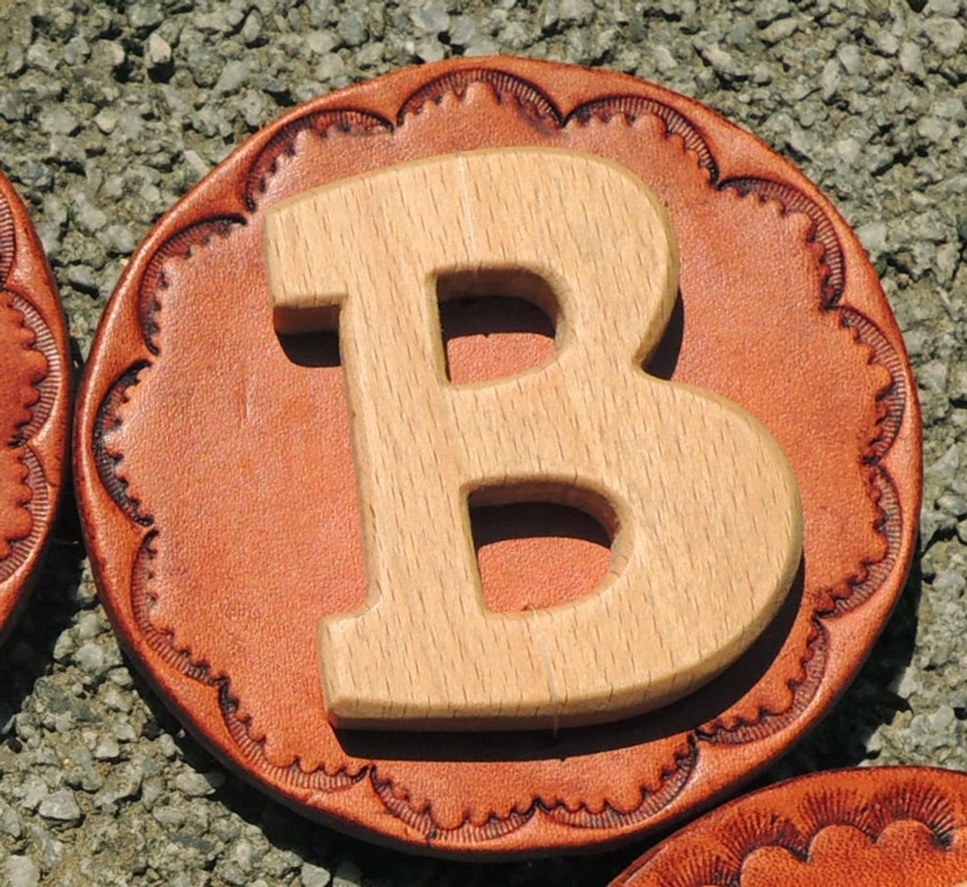 *手写风*字母徽章/别针/胸针/真皮/原木-字母B - 徽章/别针 - 真皮 橘色