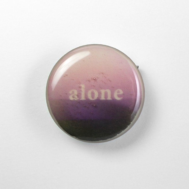 ▷ 颜奇药局 ▷ 圆圆别针 / 文字游戏 / alone - 胸针 - 塑料 粉红色